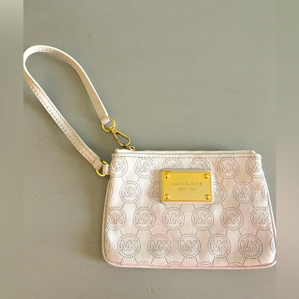 NEW MICHAEL KORS Wristlet;Cool MK Design;Interior Storage Pockets;Chic Neutral